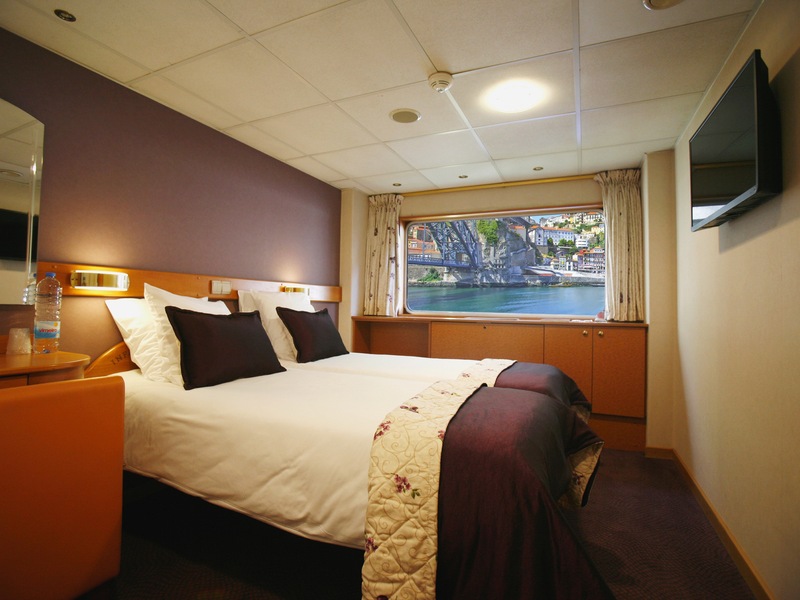 Main Deck 2 Adjustable Twin Beds CAT. A